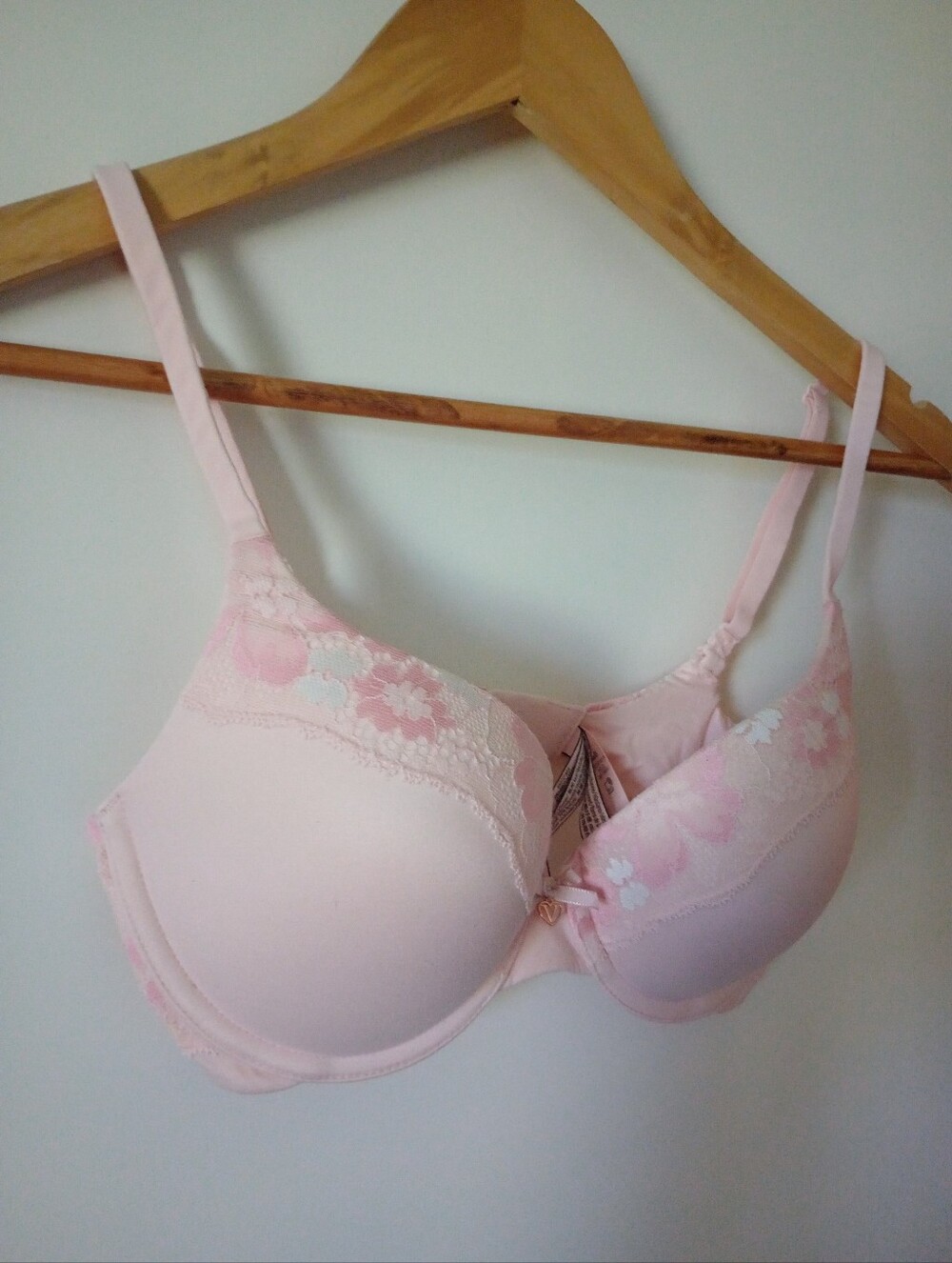 Victoria's Secret Body By Victoria Pink Bra Size 32D - Like New
